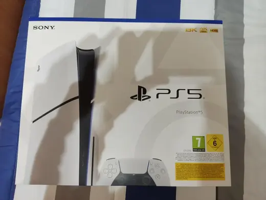Una PlayStation 5 de un lote de devoluciones