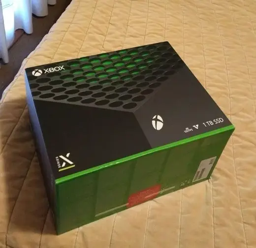 Una Xbox Series X de un lote de devoluciones