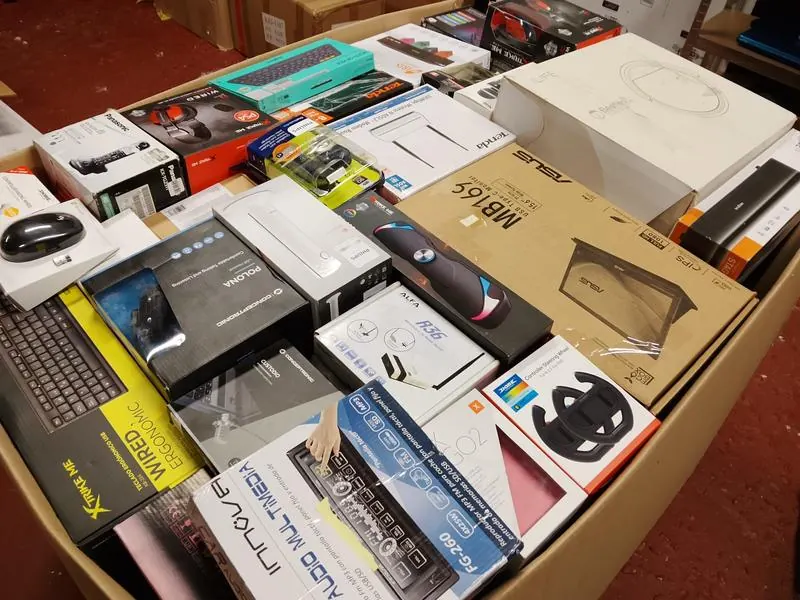 Comprar lotes de libros para revender: de dónde salen, qué margen dejan y dónde colocarlos · cajas de devoluciones de Amazon